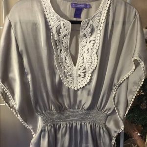 GORGEOUS SILKY BOUTIQUE. BAT WING TOP W/Detail!❤️